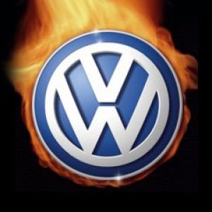 Volkswagen-Logo in Flammen
