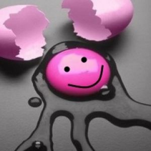 Lächelndes Rosa Ei