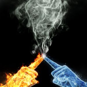 Hände aus Feuer und Eis