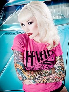 Tatowiertes Glamour-Mädchen