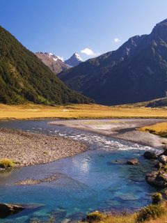 Ruhige Bergflusslandschaft