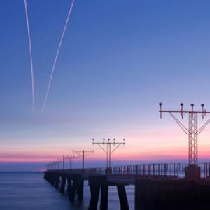 Ruhiger Sonnenuntergang über dem Steg