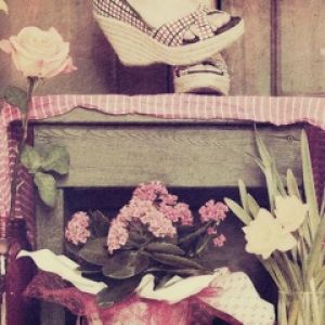 Stylische Wedge-Sandalen mit Blumen