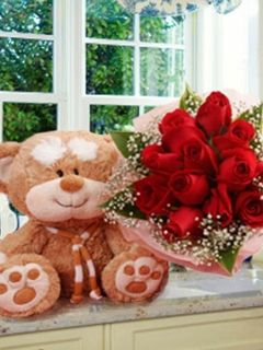 Süßer Teddybär mit Rosen