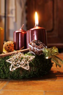 Weihnachtskerzen und Dekorationen