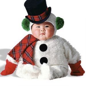 Süßes Baby im Schneemann-Kostüm