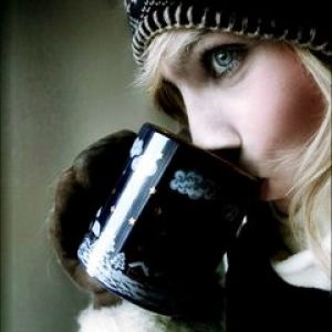 Wintermädchen mit Kaffee