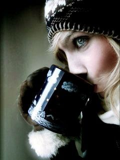 Wintermädchen mit Kaffee