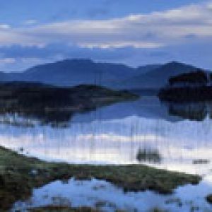 Ruhiger Bergsee mit Spiegelung