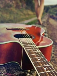 Akustische Gitarre auf einem Weg