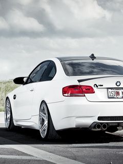 Weißes Sportauto BMW M3