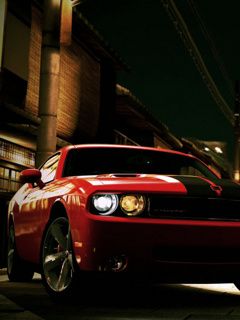 Roter Dodge Challenger bei Nacht