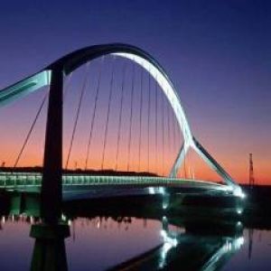 Beeindruckende Brücke bei Sonnenuntergang