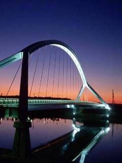 Beeindruckende Brücke bei Sonnenuntergang