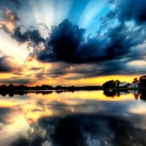 Beeindruckende Spiegelung des Sonnenuntergangs