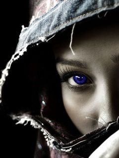 Geheimnisvolles Mädchen mit Blauen Augen