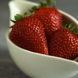 Frische Erdbeeren in Schüssel