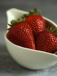 Frische Erdbeeren in Schüssel