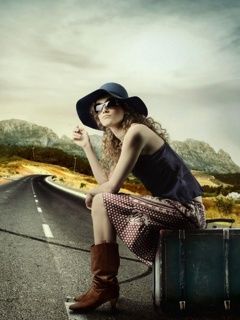 Stylisches Mädchen auf der Straße