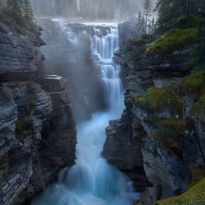 Majestätischer Wasserfall in der Natur