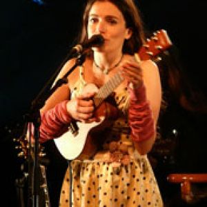 Musiker mit Ukulele auf der Bühne