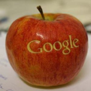 Google-Logo auf einem Apfel