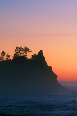 Sonnenuntergang über Küstenklippen