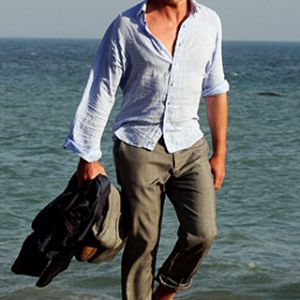 Stylischer Mann am Strand