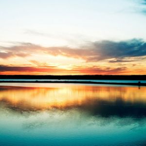 Atemberaubende Sonnenuntergangsreflexion