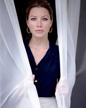 Elegante Frau Hinter Vorhängen