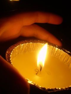 Kerzenflamme in der Dunkelheit