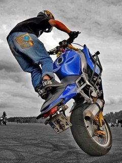 Stuntfahrer auf Motorrad