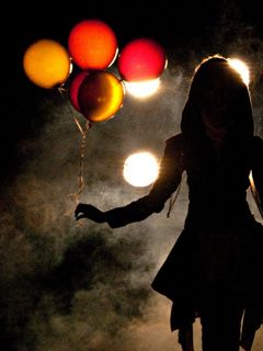 Silhouette mit bunten Ballons