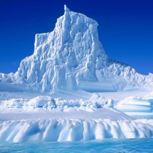 Majestätischer Eisberg in Blauen Gewässern