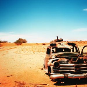 Rostiges Vintage-Auto in der Wüste