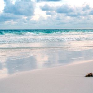 Ruhige Strandwellen