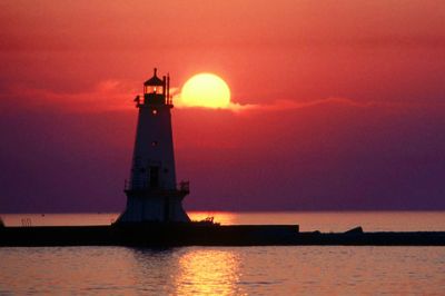 Leuchtturm bei Sonnenuntergang