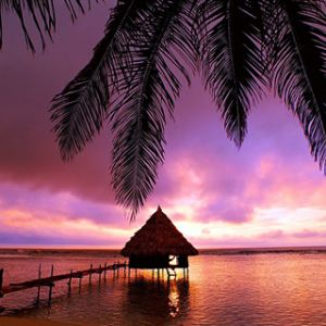 Tropischer Sonnenuntergang über Wasser