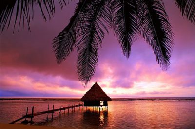 Tropischer Sonnenuntergang über Wasser