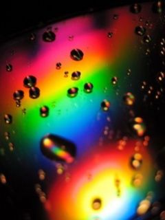 Bunte Tropfen auf Oberfläche