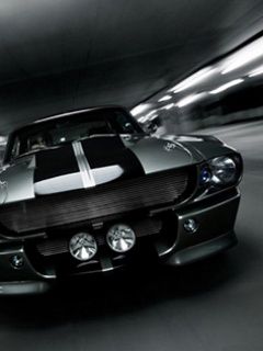 Klassischer Mustang in Bewegung