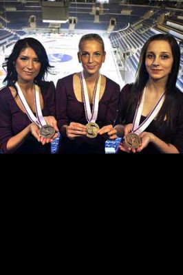 Athletinnen mit Medaillen