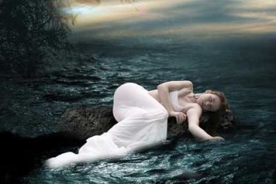 Traumhaftes Mädchen am Wasser