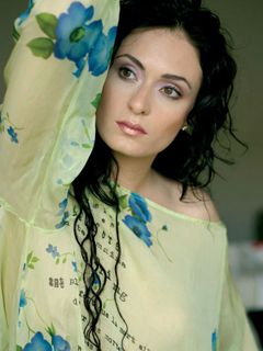Schöne Frau im Blumenkleid