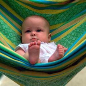 Niedliches Baby in der Hängematte