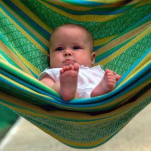Niedliches Baby in der Hängematte