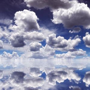 Schöne Wolkenreflexionen