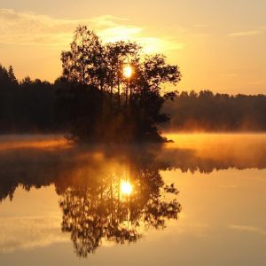 Sonnenuntergangsreflexion im Wasser