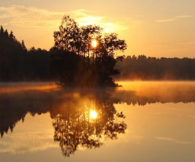 Sonnenuntergangsreflexion im Wasser
