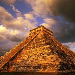 Pyramide von Chichen Itza bei Sonnenuntergang
